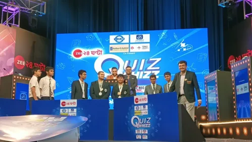 Prof. Dr. Biswajoy Chatterjee, Vice-Chancellor, University of Engineering & Management (UEM), Jaipur felicitating the winner school students of Quiz Whizz program of Zee 24 Ghanta on 28th June, 2023.