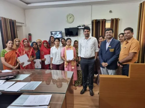Sub-Divisional Officer of UEM JAIPUR area Mr. Rajesh Jakhar honored the first batch of students who took free sewing training from UEM Mahila Aajeevika Nirman Grah (UMANG)
