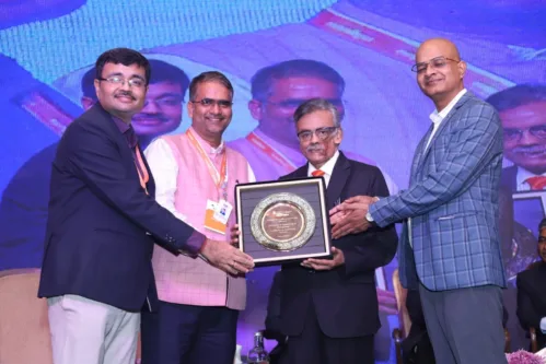 "Leading University" Award bestowed upon University of Engineering and Management (UEM) by Collegedunia at CDConnect Program on 24th November, 2023.