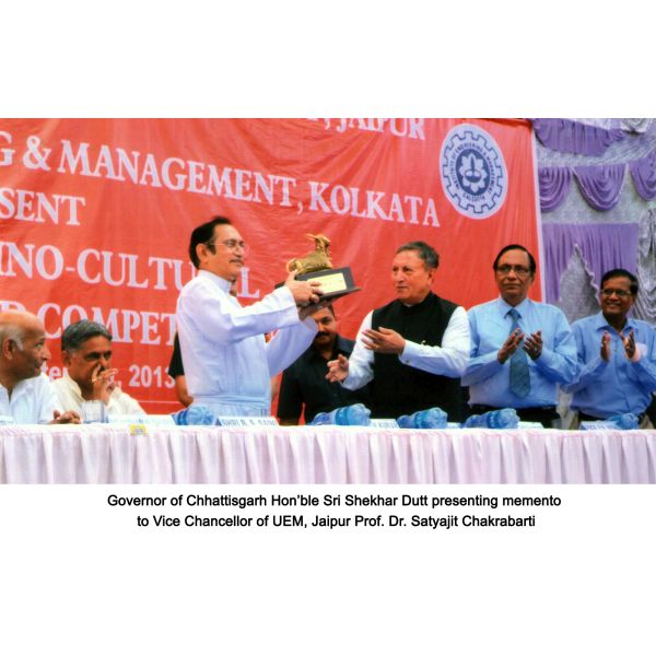Governor of Chhattisgarh, Hon'ble Sri Shekhar Dutt presenting memento to Prof. Dr. Satyajit Chakrabarti, UEM