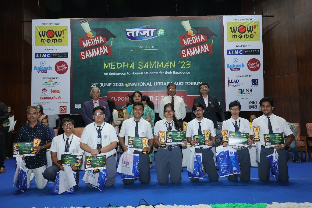 Prof. Dr. Biswajoy Chatterjee, Vice-Chancellor, University of Engineering & Management (UEM), JAIPUR, while felicitating the achiever students (scoring more than 95% marks) of Class 12 Board exams in Taaza TV Medha Samman, 2023.