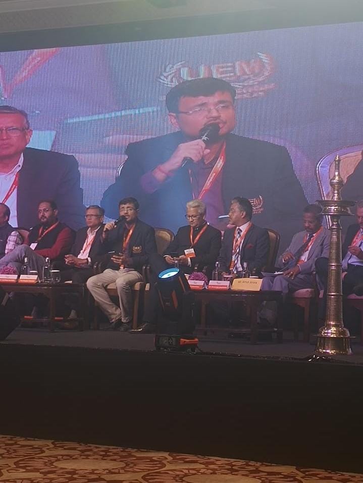 Prof. Dr. Biswajoy Chatterjee, Vice-Chancellor, University of Engineering & Management (UEM), JAIPUR speaking on "Üse of Artificial Intelligence in Education"