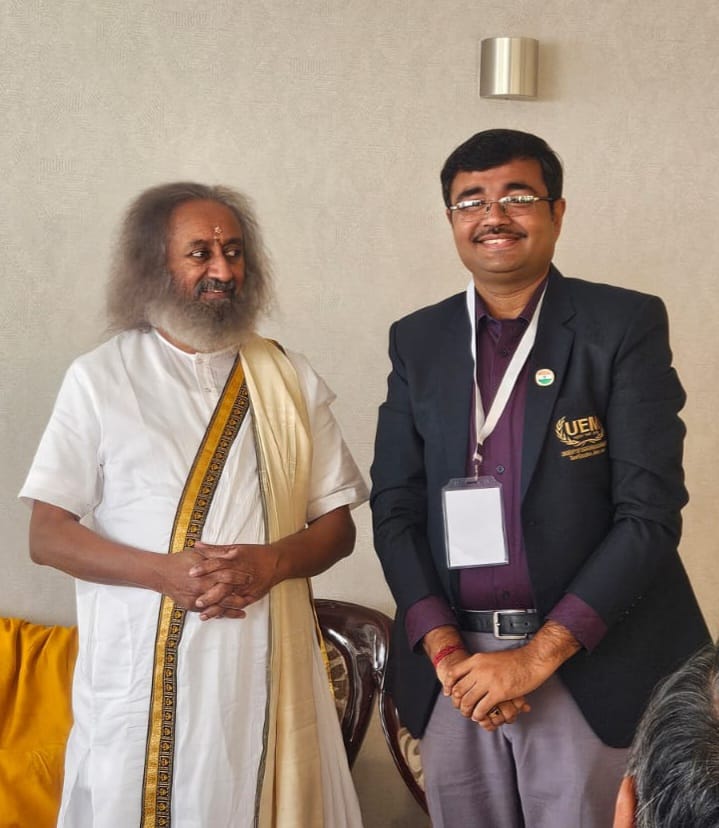 Prof. Dr. Biswajoy Chatterjee (Vice-Chancellor, UEM Jaipur) in discussion with Gurudev Sri Sri Ravi Shankar Ji on the occasion of National Youth Day, 2024.