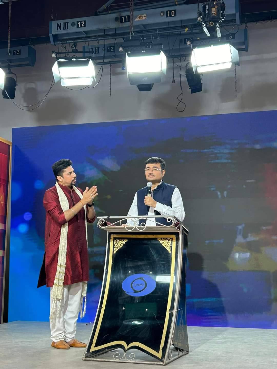 DD Rajasthan, invited us to talk in their Proshnottori show, which consists of discussions on Society, Education, Health, Quiz and then a lot of Entertainment.